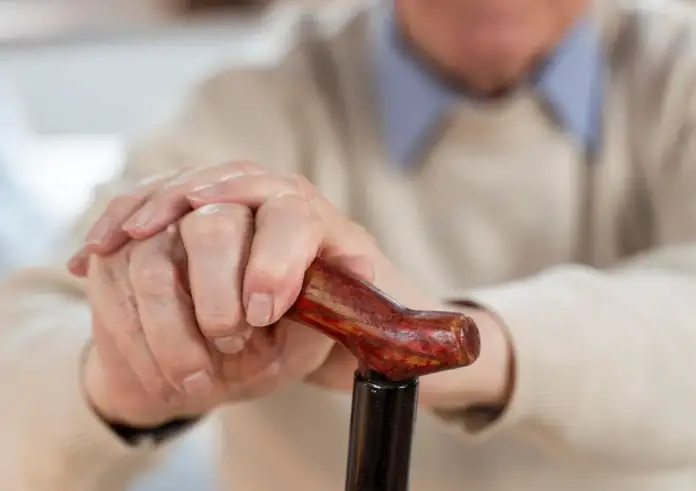 Σκάλισμα μύτης: Η απρόσμενη συνήθεια που ίσως αυξάνει τον κίνδυνο για Αλτσχάιμερ