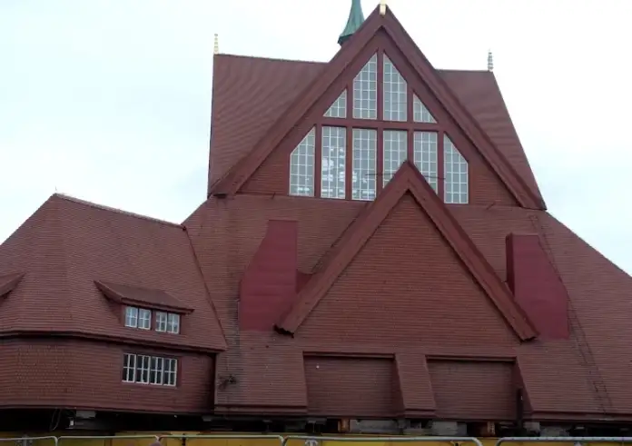 Σουηδία: Εκκλησία 113 ετών μετακομίζει ολόκληρη πάνω σε ρόδες