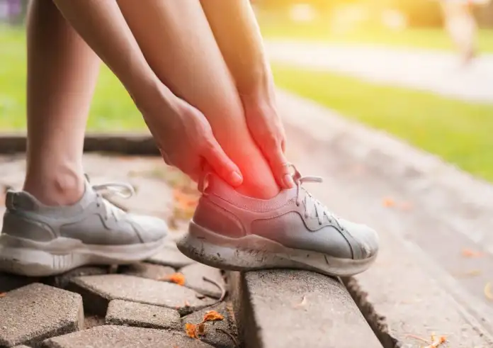 Πόνος στο πέλμα και τον αστράγαλο: 5 πιθανές κοινές αιτίες – Πώς να ανακουφιστούμε