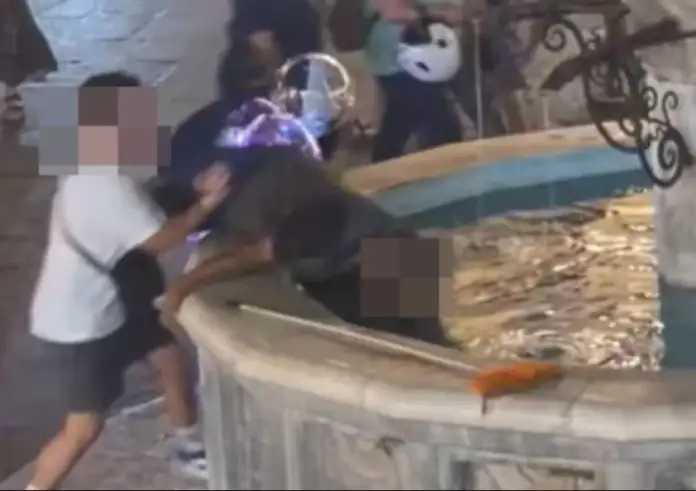 Ρόδος: Άστεγος μας είπαν ότι έλαβαν αποζημίωση μετά το σπρώξιμο στο σιντριβάνι — Μόλις 160 ευρώ για την σιωπή