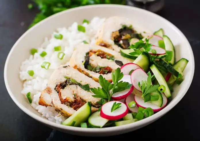 Ρολάκια αγγουριού με κοτοσαλάτα υψηλής πρωτεΐνης – Υγιεινή και ελαφριά συνταγή, έτοιμη σε λίγα λεπτά