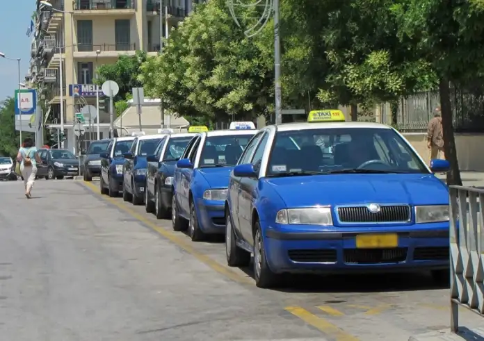 Κούρσα τρόμου στη Θεσσαλονίκη: Οδηγός ταξί ξυλοκόπησε 21χρονη φοιτήτρια επειδή αρνήθηκε να πληρώσει παραπάνω
