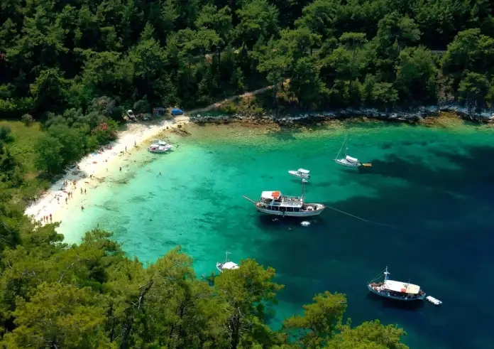 Σάλος στη Θάσο: Ισραηλινός τουρίστας, στρατιώτης του IDF, επιτίθεται φραστικά σε Ελληνίδα και ξυλοδαρμός αλληλέγγυων