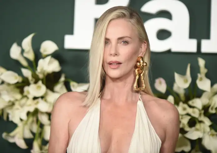 8 ατάκες της Charlize Theron που φωτίζουν σκοτεινές στιγμές
