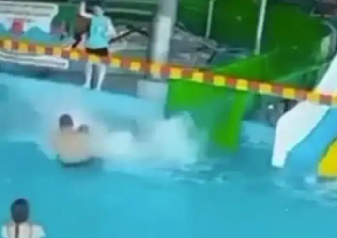 Τραγωδία σε υδάτινο πάρκο: 6χρονος υπέστη ρήξη ήπατος μετά από σύγκρουση σε νεροτσουλήθρα