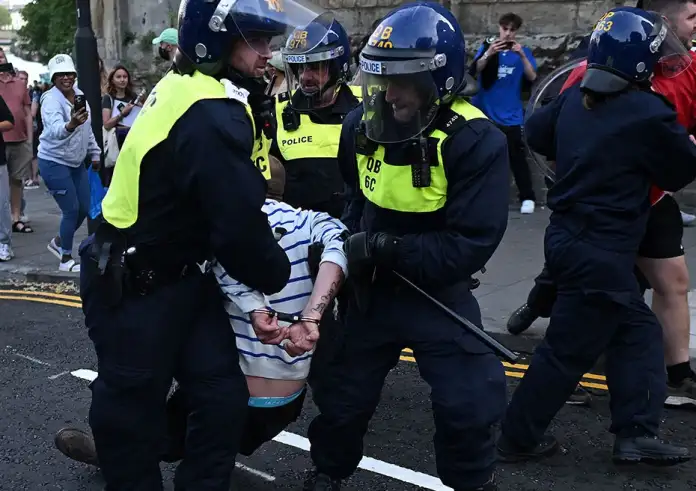 Λονδίνο: Μαζική διαδήλωση 110.000 πολιτών κατά των μεταναστών μετά από κάλεσμα Ρόμπινσον