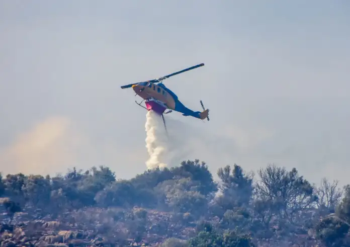 Φωτιά στα Καμένα Βούρλα: Συναγερμός στην Πυροσβεστική – Επιχειρούν επίγειες και εναέριες δυνάμεις