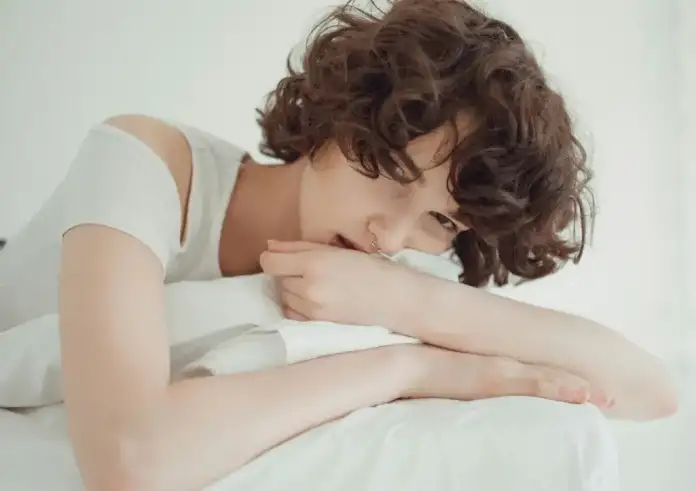 Γιατί η Gen Z φαίνεται μεγαλύτερη από την ηλικία της – Οι δερματολόγοι και οι ψυχολόγοι εξηγούν