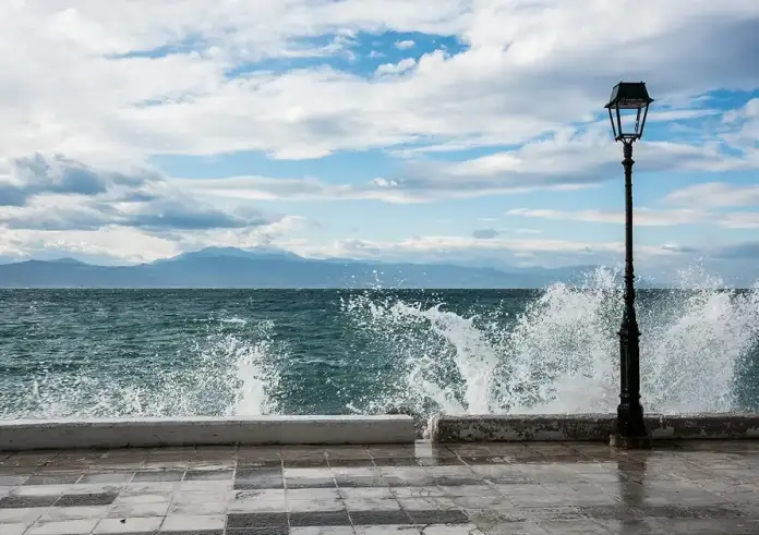 Καιρός σήμερα: Θυελλώδεις βοριάδες έως 8 μποφόρ και τοπικές βροχές – Μικρή πτώση της θερμοκρασίας