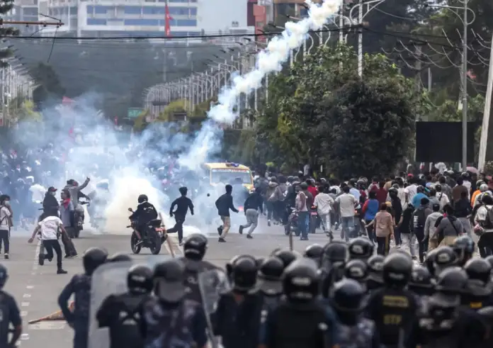 Χάος στο Νεπάλ: Καίγεται το κοινοβούλιο, φεύγει ο πρωθυπουργός - Νεκρή η σύζυγος του πρώην πρωθυπουργού
