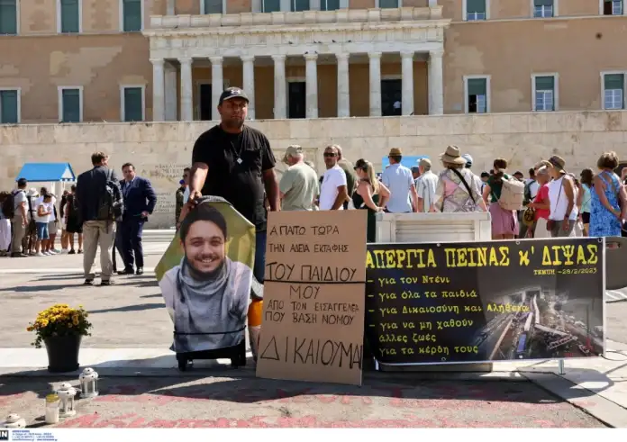Τέμπη: Απεργία πείνας στο Σύνταγμα από τον πατέρα του 22χρονου Ντένις Ρούτσι – «Πιστεύω κρύβονται πολλά…»
