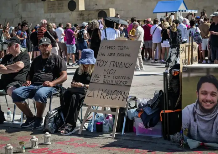 Τα Τέμπη επιστρέφουν: Οργή συγγενών, απεργία πείνας Ρούτσι και καθημερινά καλέσματα στο Σύνταγμα