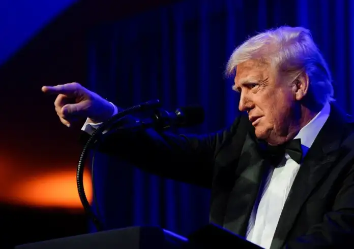 Σκληρή επίθεση Τραμπ σε ΕΕ και ΟΗΕ για τη μετανάστευση – Αναφορά στην Ελλάδα με 54% κρατουμένων μεταναστών