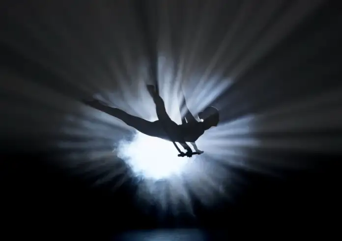 Τρόμος στη Βραζιλία: Ακροβάτισσα έπεσε στο κενό ενώ κρεμόταν μόνο από τα μαλλιά της (Video)