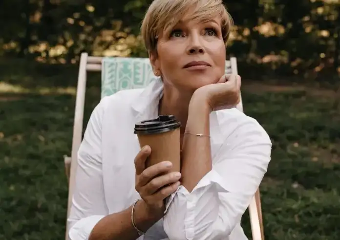 Εμμηνόπαυση και στοματική υγεία: Τα προβλήματα που αγνοούν 8 στις 10 γυναίκες