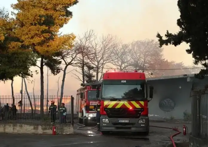 Φωτιά σε εργοστάσιο ξυλείας και υποδημάτων στο Μενίδι – Καταστράφηκαν ολοσχερώς τα κτίρια