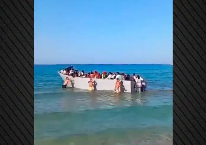 Γαύδος: Βάρκες με μετανάστες κατακλύζουν το νησί – Viral το βίντεο με λουόμενους να τις απωθούν