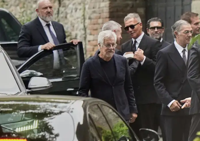 Τζόρτζιο Αρμάνι: Σε κλίμα συγκίνησης η τελετή αποχαιρετισμού του θρύλου της μόδας