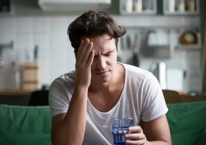 Διήμερο hangover: Οι γιατροί το επιβεβαιώνουν. Δεν είσαι ο μόνος! Πώς να το περιορίσετε
