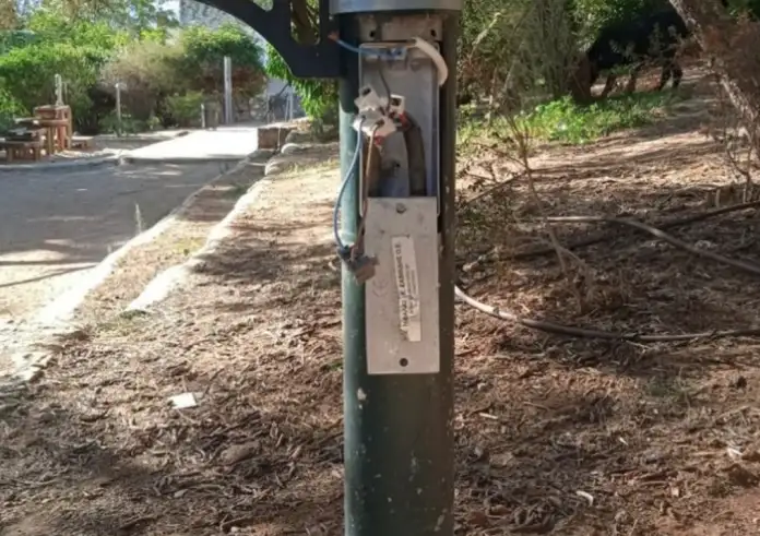 Επικίνδυνες παγίδες σε παιδικές χαρές – Γυμνά καλώδια και πρόχειρες «πατέντες»