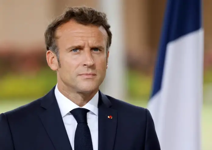 Politico: Η Γαλλία βυθίζεται στην πολιτική κρίση – Ανοιχτά τα σενάρια παραίτησης Μακρόν