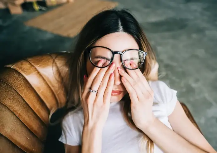 Τι μπορεί να κρύβουν οι ξαφνικές λάμψεις και τα «μυγάκια» στα μάτια