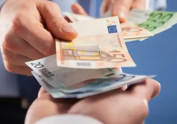 «Ψυχραιμία και μετρητά στο σπίτι»: Η οδηγία της ΕΚΤ που προμηνύει απρόβλεπτες κρίσεις