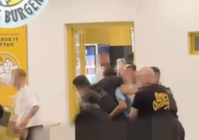 Άγριος καβγάς Ιταλών τουριστών με αστυνομικούς στη Μύκονο – Σκηνές χάους έξω από κατάστημα