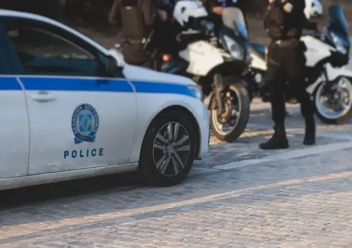 Συναγερμός στον Κηφισό: Άνδρας σε γέφυρα απειλεί να βάλει τέλος στη ζωή του