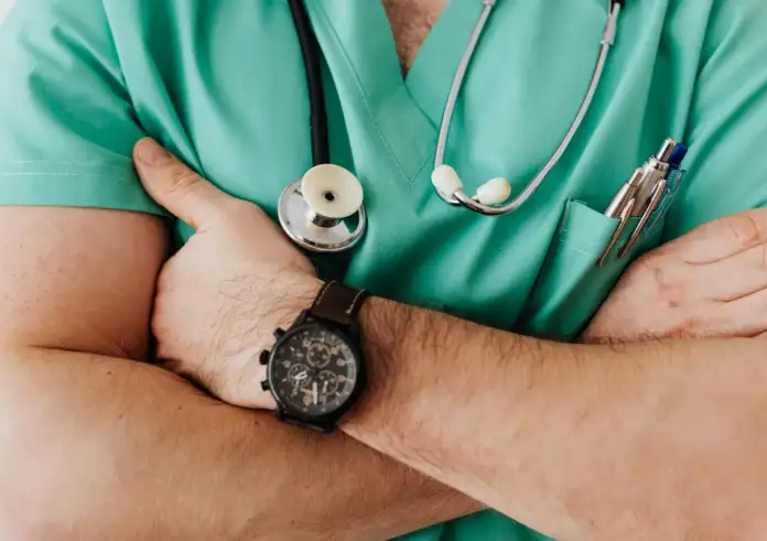 Γιατρός του «Ιπποκράτειου» κατηγορείται για φακελάκι – Αναβλήθηκε ξανά η δίκη λόγω προβλημάτων υγείας