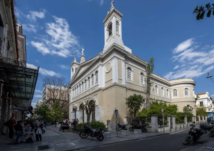 Πτώση δέντρου στην πλατεία Αγίας Ειρήνης – Δύο τραυματίες και αναστάτωση στο κέντρο της Αθήνας