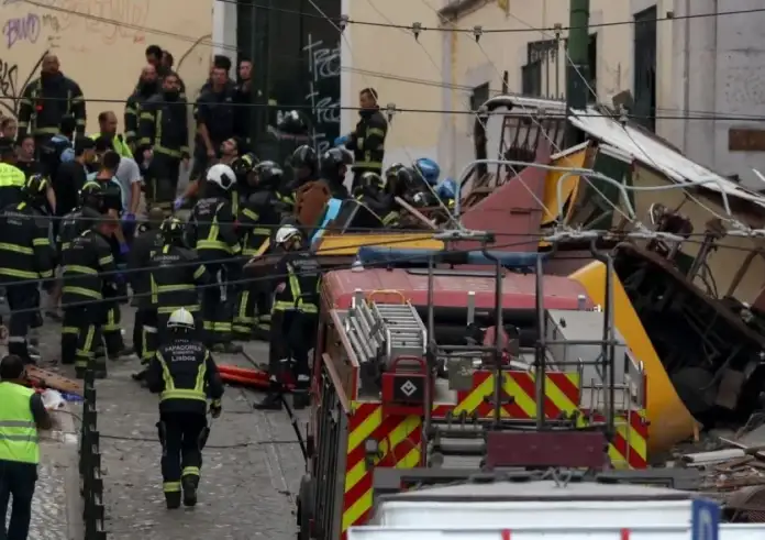 Τραγωδία στη Λισαβόνα: Εκτροχιασμός του τελεφερίκ «Γκλόρια» με 15 νεκρούς – Σενάρια για βλάβη στα φρένα