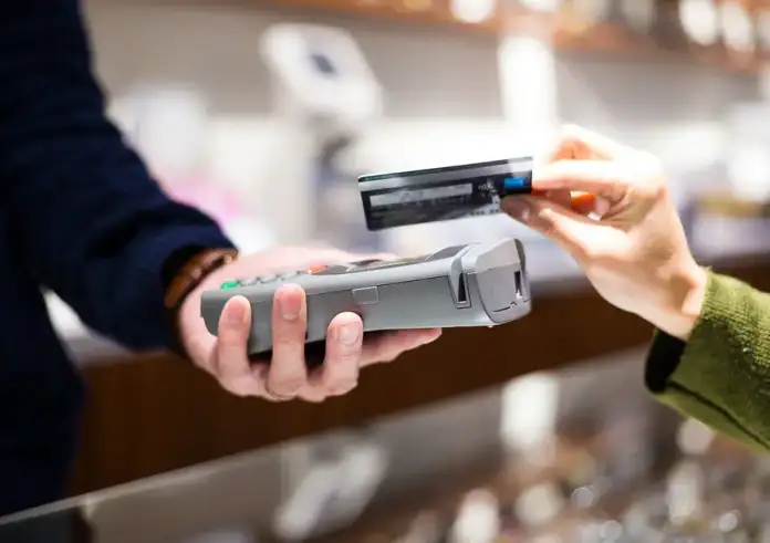 E-αποδείξεις που «ρίχνουν» τον φόρο – Έκπτωση έως 2.200€ μέχρι το τέλος της χρονιάς