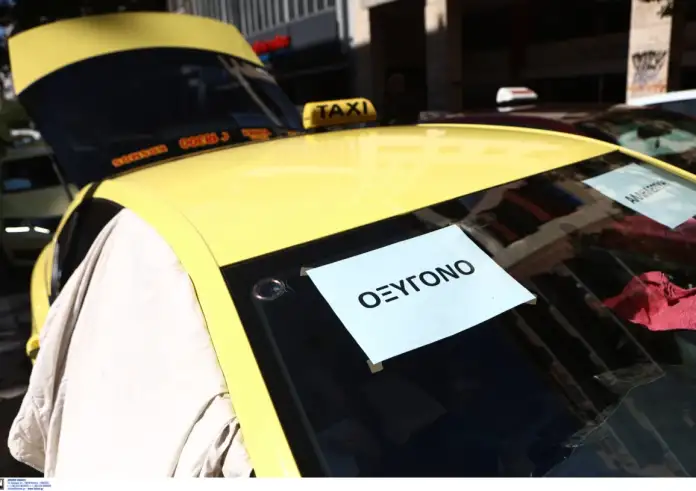 Ταξί: «Κίτρινο ποτάμι» στο κέντρο της Αθήνας – Αυτοκινητοπομπή αλληλεγγύης στον Πάνο Ρούτσι