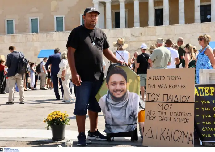 Τέμπη: Πατέρας θύματος σε απεργία πείνας και δίψας έξω από τη Βουλή – Ζητά άδεια εκταφής του παιδιού του