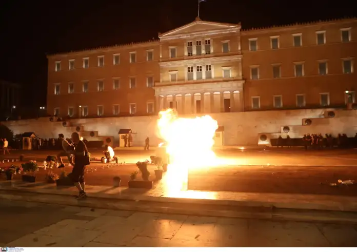 Επεισόδια στο Σύνταγμα μετά τη συγκέντρωση διαμαρτυρίας για την τραγωδία στα Τέμπη