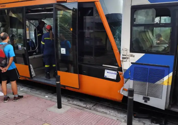 Σοκ στον Πειραιά: Τραμ έπεσε πάνω σε λεωφορείο – 31 τραυματίες και πανικός στη στάση