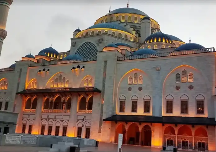 Ρώσοι τουρίστες συνελήφθησαν στο τζαμί Çamlıca: Αγκαλιά και φιλί που προκάλεσαν δίκη στην Τουρκία