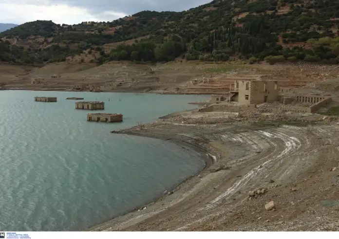 Λίμνη Μόρνου: Αναδύθηκε ξανά το βυθισμένο χωριό Κάλλιο — Σημάδι της πρωτοφανούς λειψυδρίας