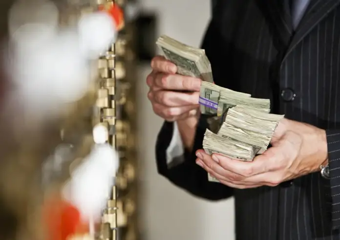 Στοίχημα και ξέπλυμα: Αποκαλύψεις για υψηλόβαθμους δημόσιους υπαλλήλους