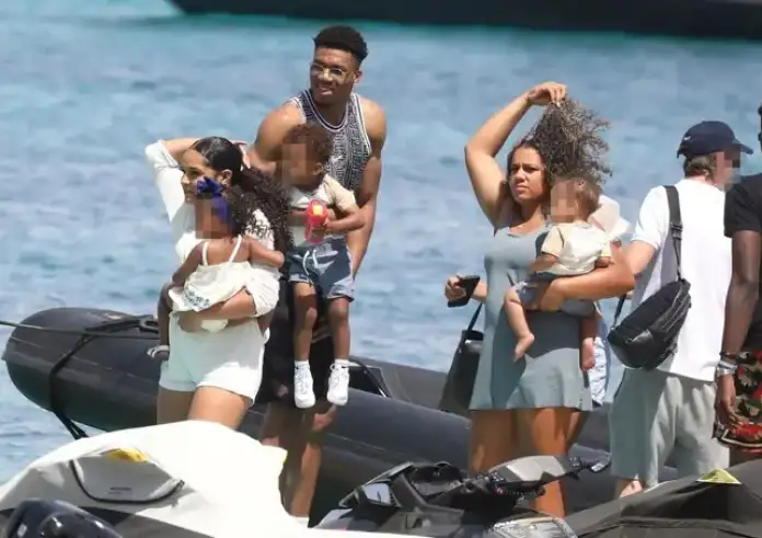 Η οικογένεια Αντετοκούνμπο εγκαταστάθηκε μόνιμα στην Αθήνα