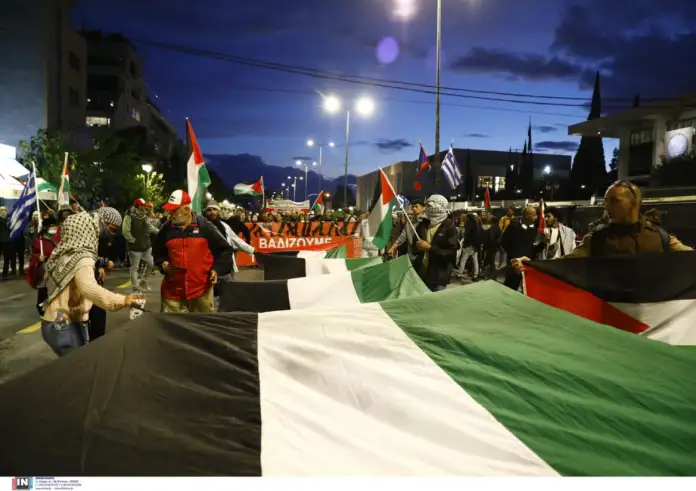 Ένταση στην πορεία για τη Γάζα – Επέμβαση των ΜΑΤ και διακοπή κυκλοφορίας στην Κηφισίας