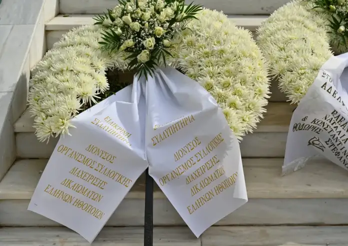 Το τελευταίο αντίο στον Άλκη Γιαννακά – Συγκίνηση στην κηδεία του ζεν πρεμιέ του ελληνικού κινηματογράφου