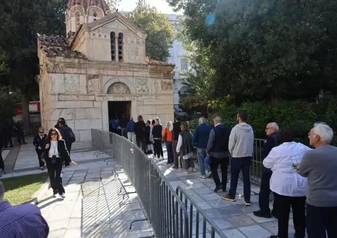 Η Ελλάδα αποχαιρετά τον Διονύση Σαββόπουλο – Λουλούδια, τραγούδια και συγκίνηση