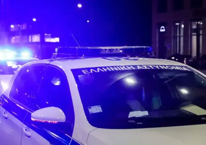 Eμπρηστική επίθεση με γκαζάκια στο υπουργείο Αγροτικής Ανάπτυξης στη Συγγρού – Ζημιές στην είσοδο του κτιρίου