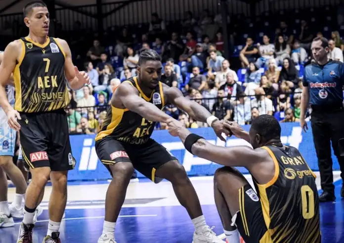 Ένταση στη Ρόδο: Ο Σίλβα της ΑΕΚ αποβλήθηκε με ντισκαλιφιέ για κουτουλιά στον Γκαλβανίνι – Νίκησε πάντως η Ένωση με 87-85