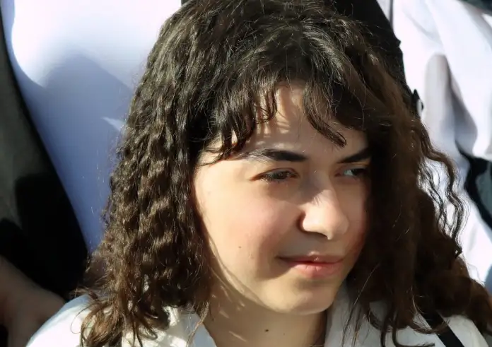 Συγκίνηση στη Βοιωτία: Η μικρή Αλεξία παρελαύνει 6 χρόνια μετά το ατύχημα με την αδέσποτη σφαίρα