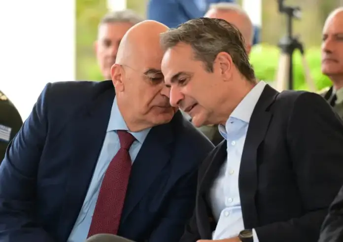 Θερμή χειραψία Μητσοτάκη – Δένδια λίγο πριν τη στρατιωτική παρέλαση της 28ης Οκτωβρίου