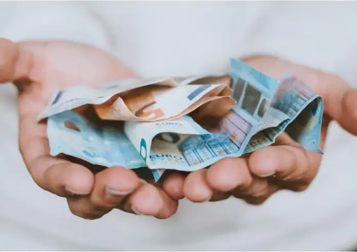 Voucher έως 750 ευρώ από τη ΔΥΠΑ: Ποιοι το δικαιούνται και πότε θα πληρωθεί