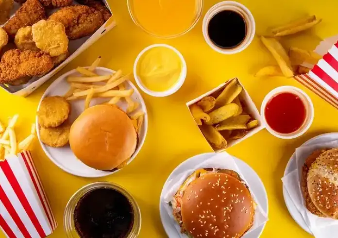 Το συστατικό των fast food που μας «σκοτώνει» αθόρυβα – Τι δείχνουν οι μελέτες